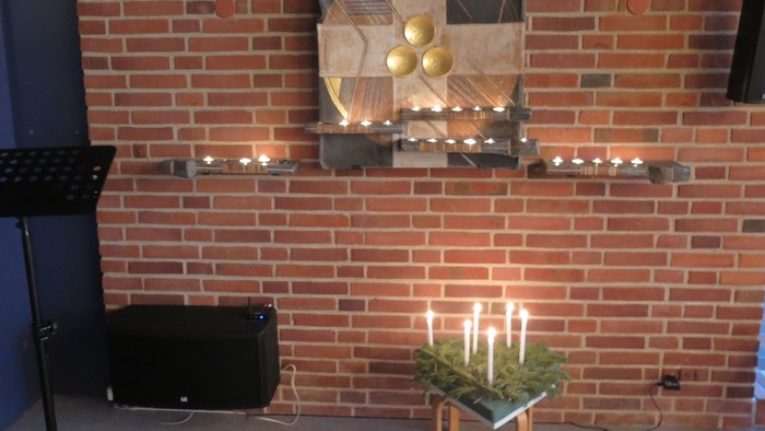 Lysalter og julehjerte med levende lys