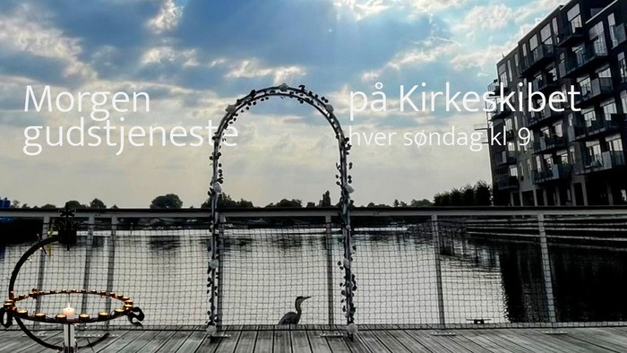 En smuk udsigt over vandet med en blomsterark og en cykel ved sundet.