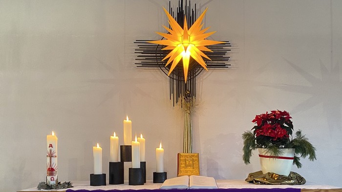 Altar Lehnheim mit weihnachtlichem Stern