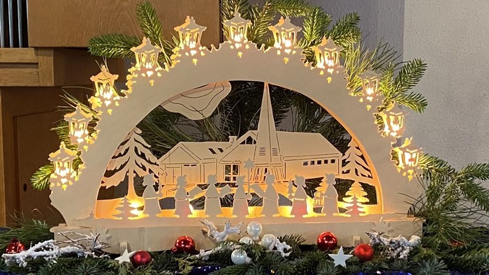 Weihnachtsdekoration mit Kerzen und Christbaumschmuck.