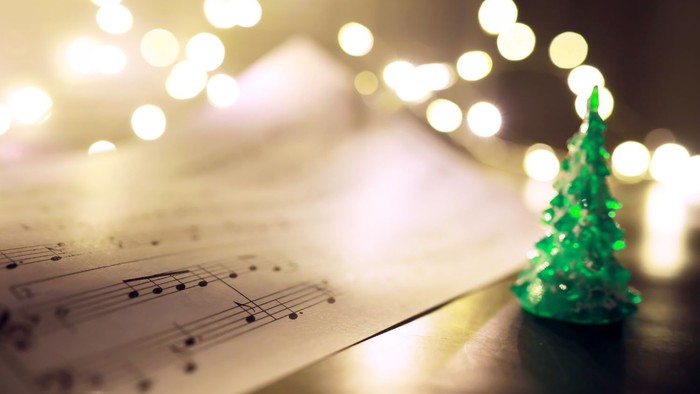 Noder og lille juletrepynt med slørede lys i baggrunden