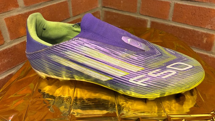 Sportschuh auf Goldfolie