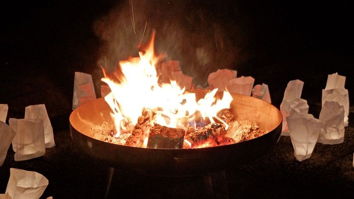 AdventsFeuer 2024 am Stephanskirchhof mit brennendem Feuer und Lichtern