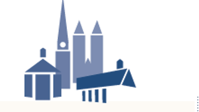 Das Bild zeigt eine Burg mit mehreren Türmen und Zinnen, daneben stehen zwei Personen in der Nähe eines kleineren Gebäudes.