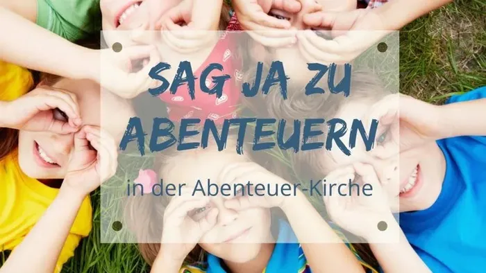 Kinder liegen im Gras und bilden einen Kreis, Hände berühren sich in der Mitte