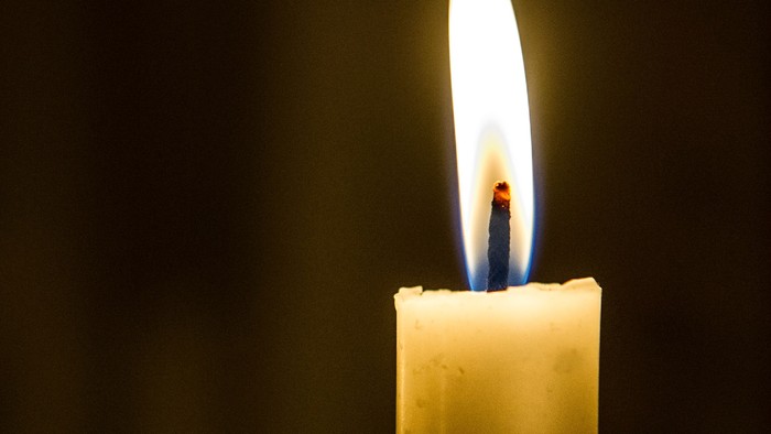 En lysende lyse ståler i mørke.