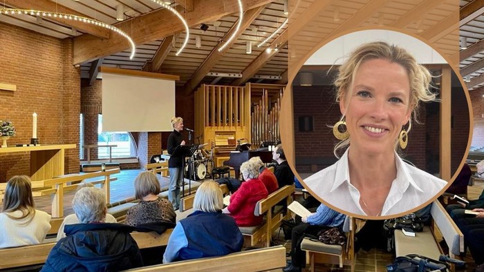 En kirke med en præst ved alteret og en indsætningsbillede af en kvinde med blondt hår.