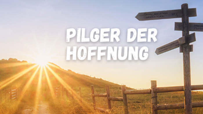 Das Bild zeigt eine Landschaft mit einem Sonnenuntergang und einem Wegweiser mit der Aufschrift "Pilger der Hoffnung".
