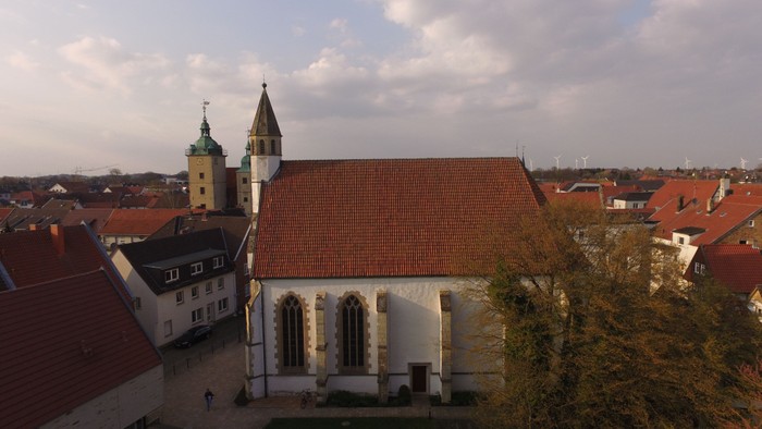 Kirchengebäude mit rotem Dach in Stadtlandschaft