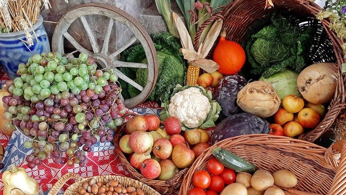 Vielseitige Auswahl an frischem Obst und Gemüse auf einem Tisch.