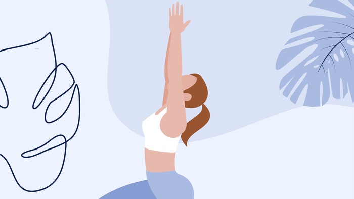 En kvinde udfører yoga i en rolig indendørs miljø med abstrakte og palmeblade.