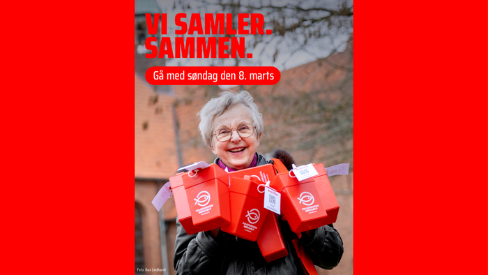 En smilende kvinde bærer røde donationsbokse og promoverer en fællesskabsindsamling den 8. marts.