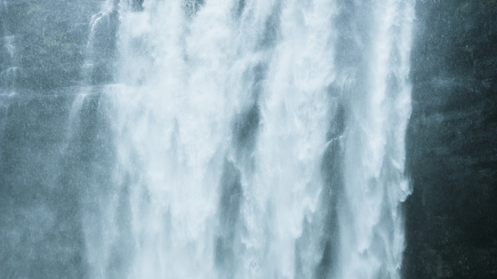Ein Wasserfall stürzt in die Tiefe