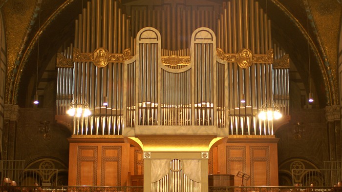Prachtvolle Kirchenorgel mit verzierten Pfeifen und goldenen Akzenten
