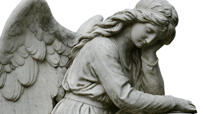 Engelsstatue aus Stein, die traurig auf einem Sockel kniet
