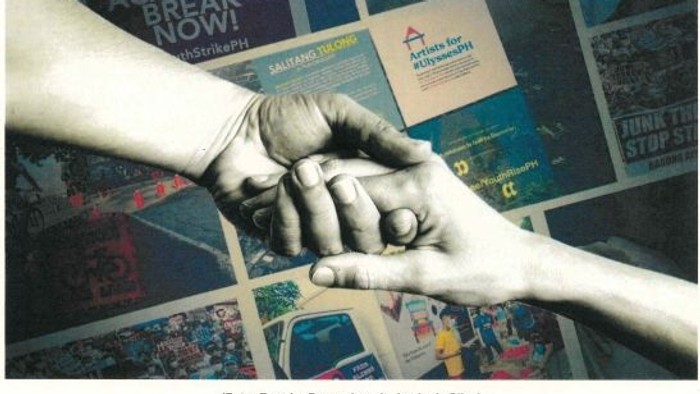 Zwei Hände, die sich vor einem Hintergrund mit bunten Postern ineinander verschränken.