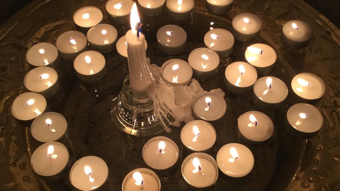 En ring af lysende lygter med en lille statue i midten