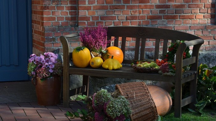 Herbstliches Bild zu Erntedank, Bank mit Erntefrüchten