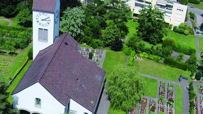 Luftaufnahme eines Hauses mit einem großen Garten und der umliegenden Nachbarschaft.