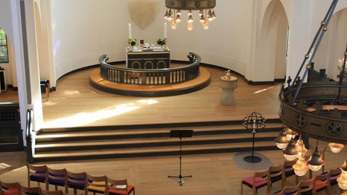 Indre del af kirke med alter, orgel og stoler