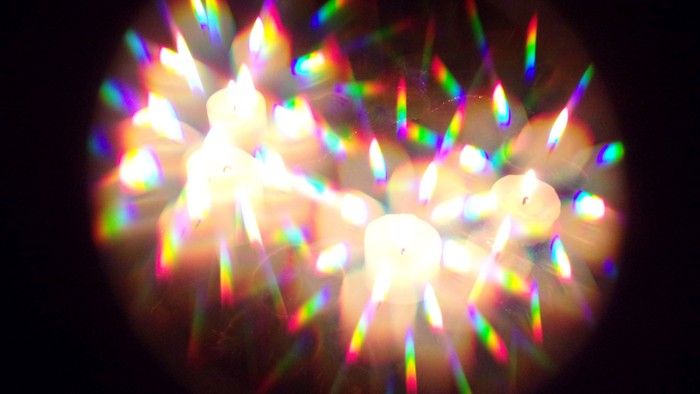 Teelichter, durch Prisma aufgenommen