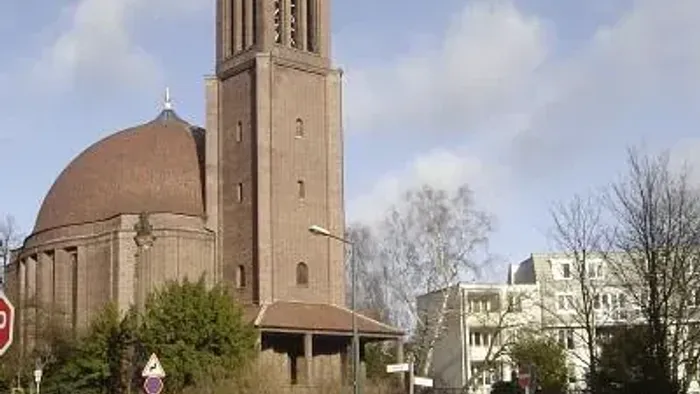 Kirche St. Georg mit rundem Kuppeldach und kegelförmiger Turmspitze.