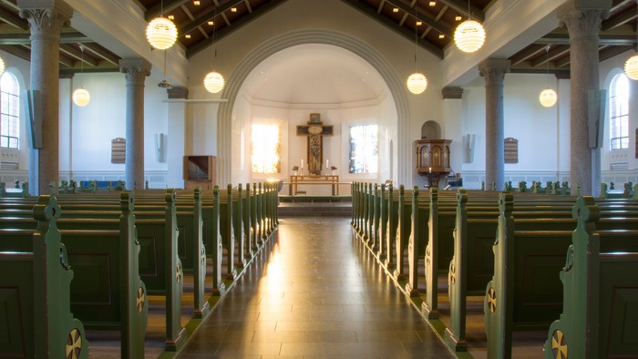 Indre del af kirke med bænke og alter
