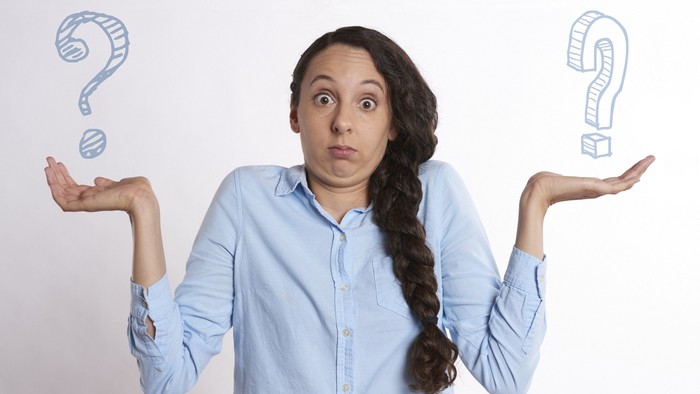 Kvinde undrer sig og forstår intet