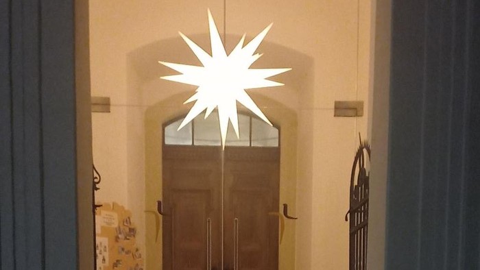 Weihnachtliche Eingangstür mit Stern und Kerzen