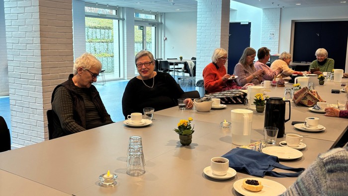 Stemningen ved bordet til fredagscafé i Vejleå Kirke