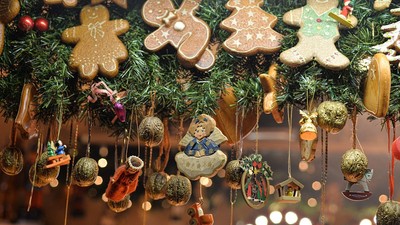 En juledekorationsstand med keksformede pynt og andre hængende pynt.