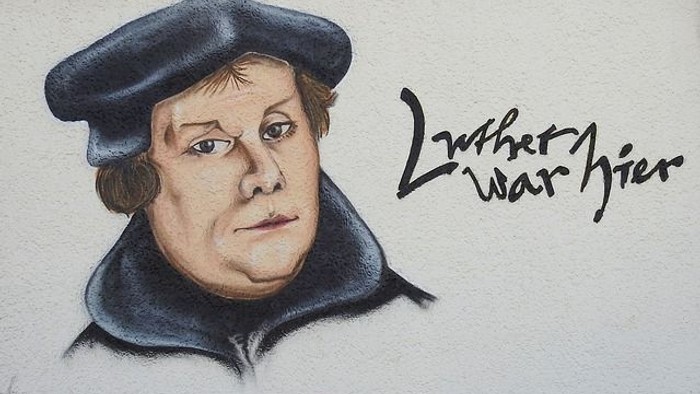 Porträt eines Mannes mit Hut, daneben steht „Luther war hier“