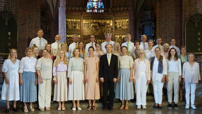 Eine Gruppe von Menschen posiert in einer Kirche