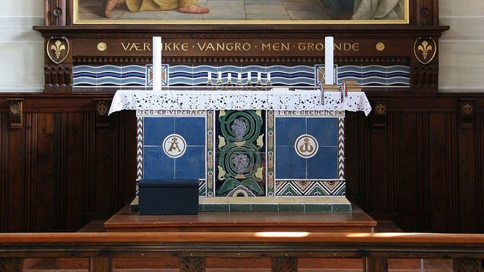 Alter i kirke med maleri af Jesus og hans disipler