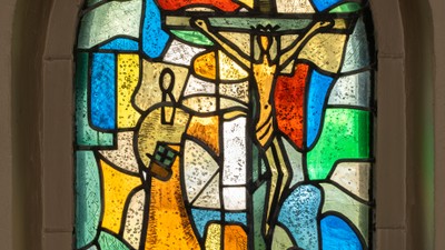 Buntes Kirchenfenster mit Kreuzigungsszene