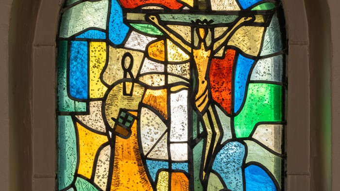 Buntes Kirchenfenster mit Kreuzigungsszene