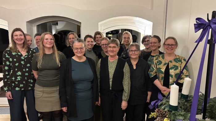 Elstedkoret med adventskrans i forgrunden.