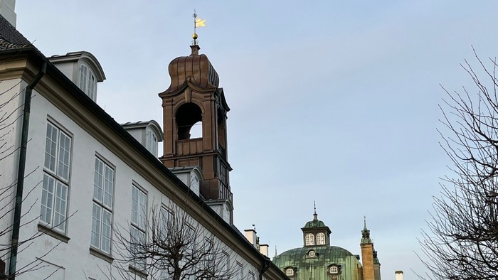 En kirke med høje tårne og en klokke i et bymiljø