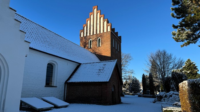 Kirke med højt tårn i snelandet skab.