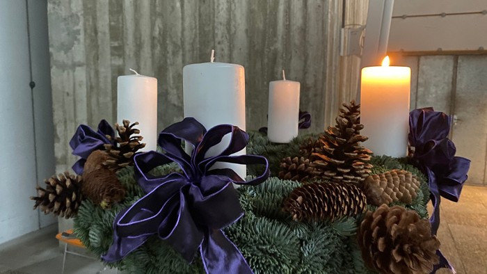 Stagekandeleholder med fyrrekogler og lilla sløjfer