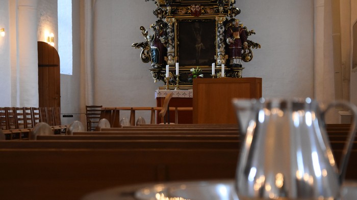 Interiør af kirke med alter og kaffekanner