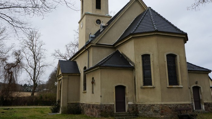 Blick auf die Kirche in Rosengarten.