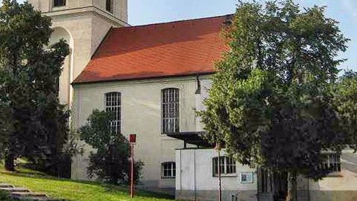 Kirche in Lebus. Blick auf Südseite und Turm.