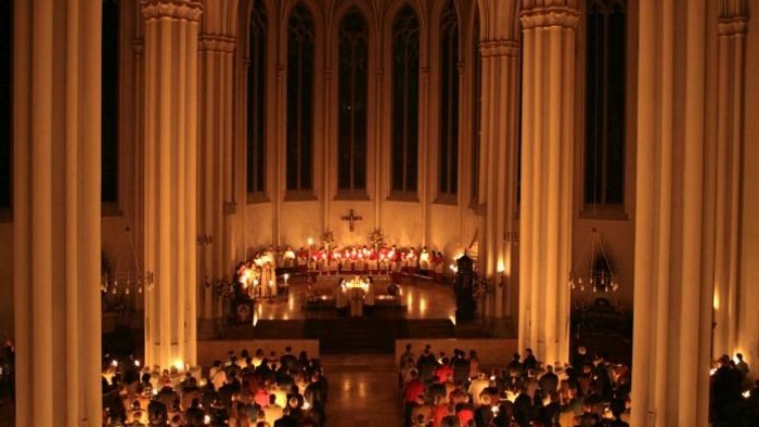 Kirchliche Zeremonie bei Kerzenschein