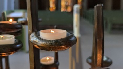 Kerzen auf dem Kerzenbaum der Christ-König-Kirche