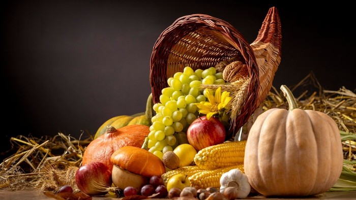 Früchte und Gemüse der Herbstzeit in einem Füllhorn als Dekoration Erntedankfest