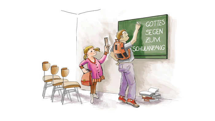 Zwei Schülerinnen präsentieren ein Projekt im Klassenzimmer vor der Tafel.