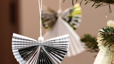 En juledekoreret gran og lysende lyse.