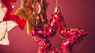 En rød glitrende stjerne hænger ved en kæde
