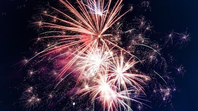 Pyroteknik i mørke himmel